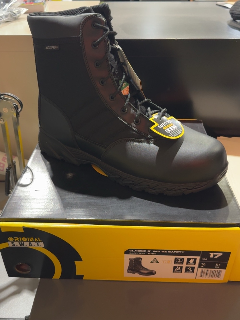 Original SWAT Classic 9” Boot

Size 17

Brand new. Never worn.